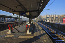 900403 Gezicht op het eerste perron van het Centraal Station te Utrecht, met rechts op de achtergrond het kantoorgebouw ...